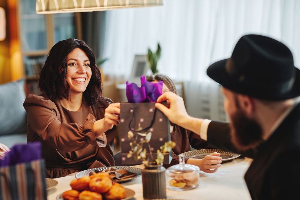 jewish couple exchanging gifts